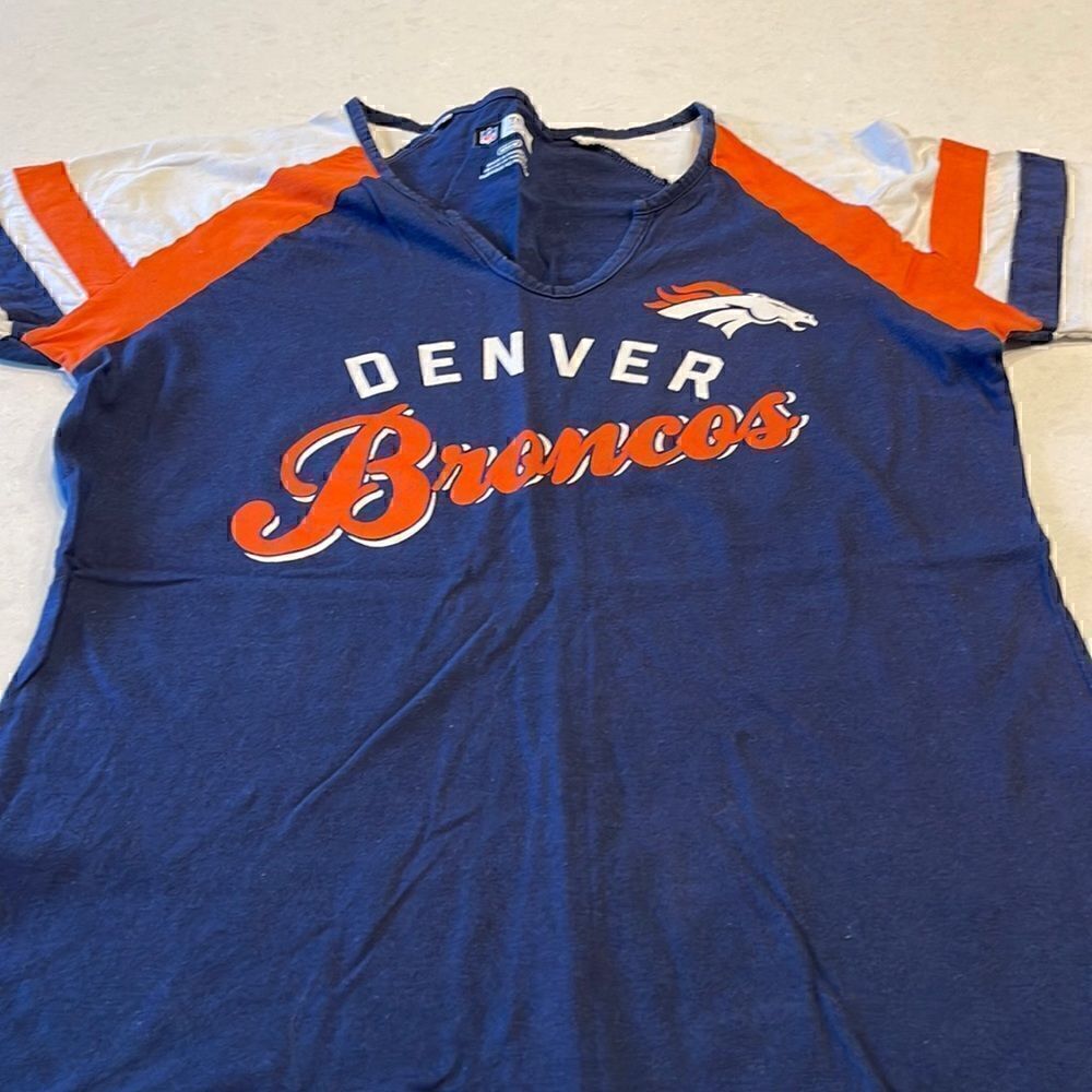 Denver Broncos women’s medium t shirt official nfl product. Good shape. Cute